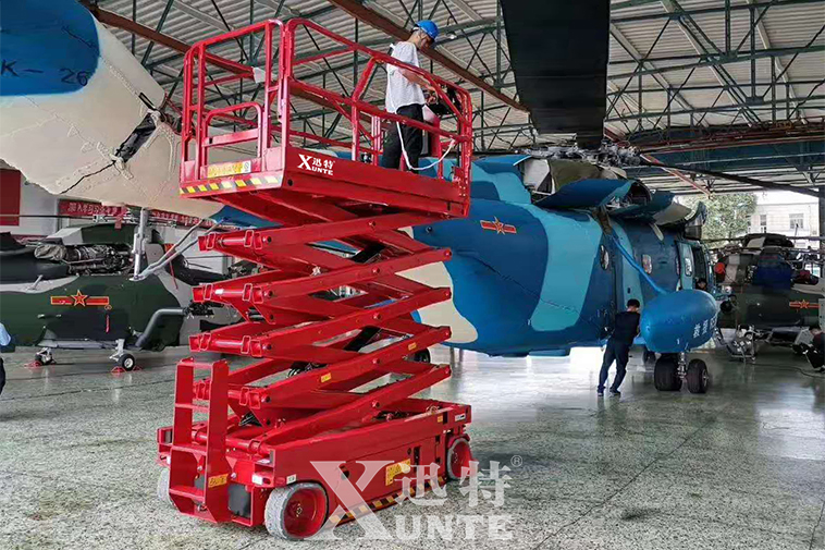 成都雙流國際機場選購迅特自行剪叉式升降機